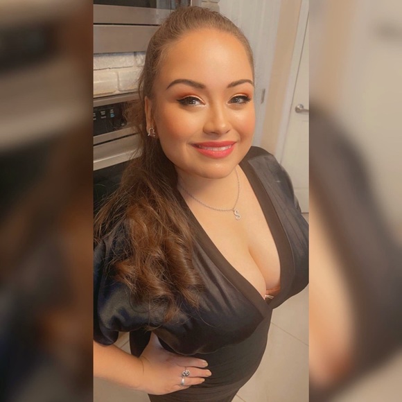 MEET YOUR POSHER!!! 🫶💄👖👚🙋‍♀️👗 - Picture 1 of 1